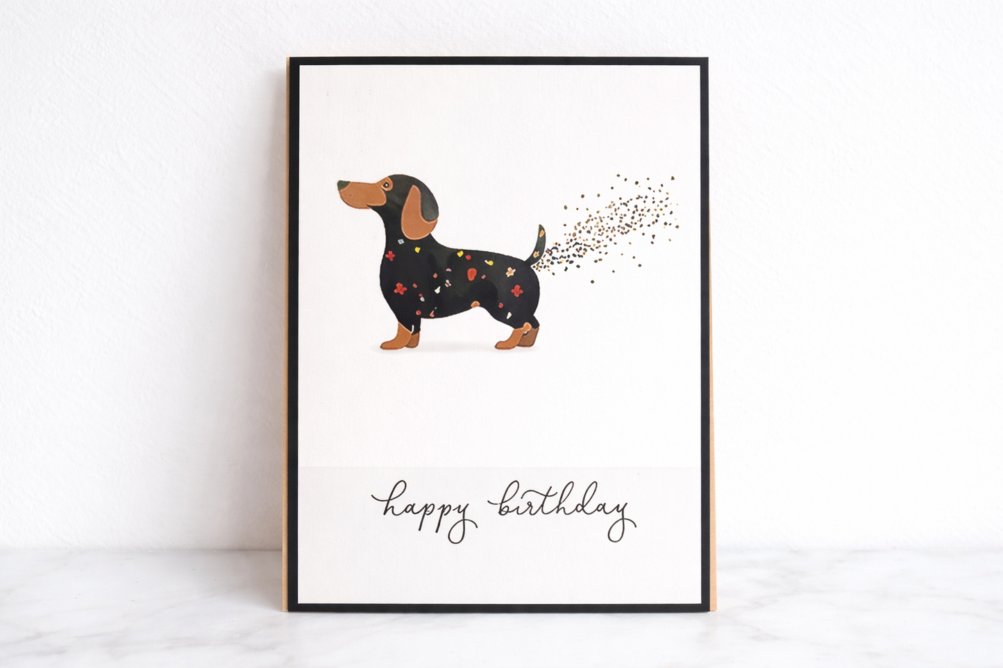 Happy Birthday hond met confetti.