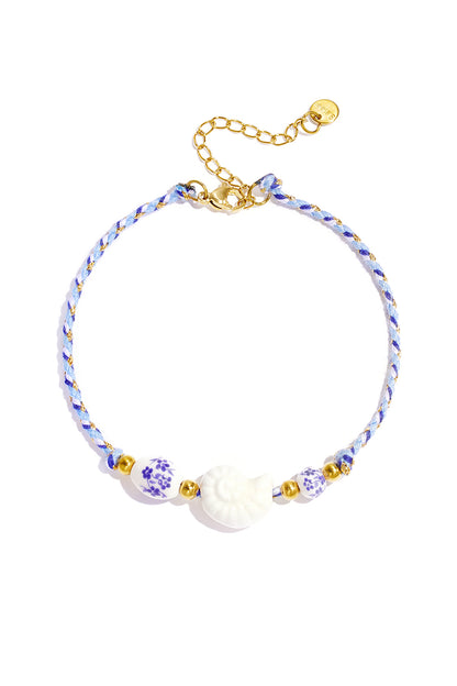 Enkelbandjes van touw met schelpmotief, geschikt voor vakantie, strand of romantische momenten. Damessieraden.