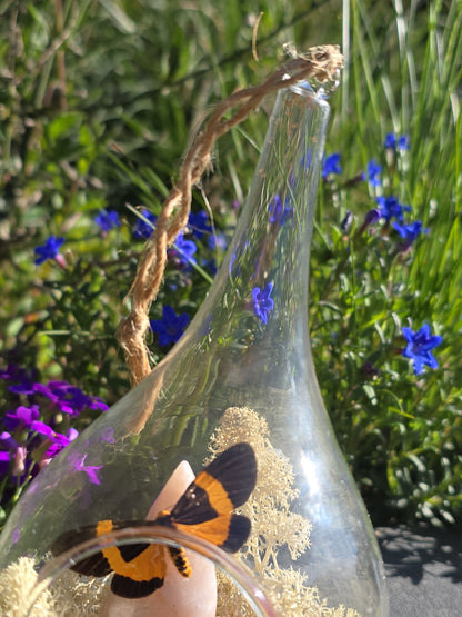 Hangende glazen druppel met vlinder & bloemagaat