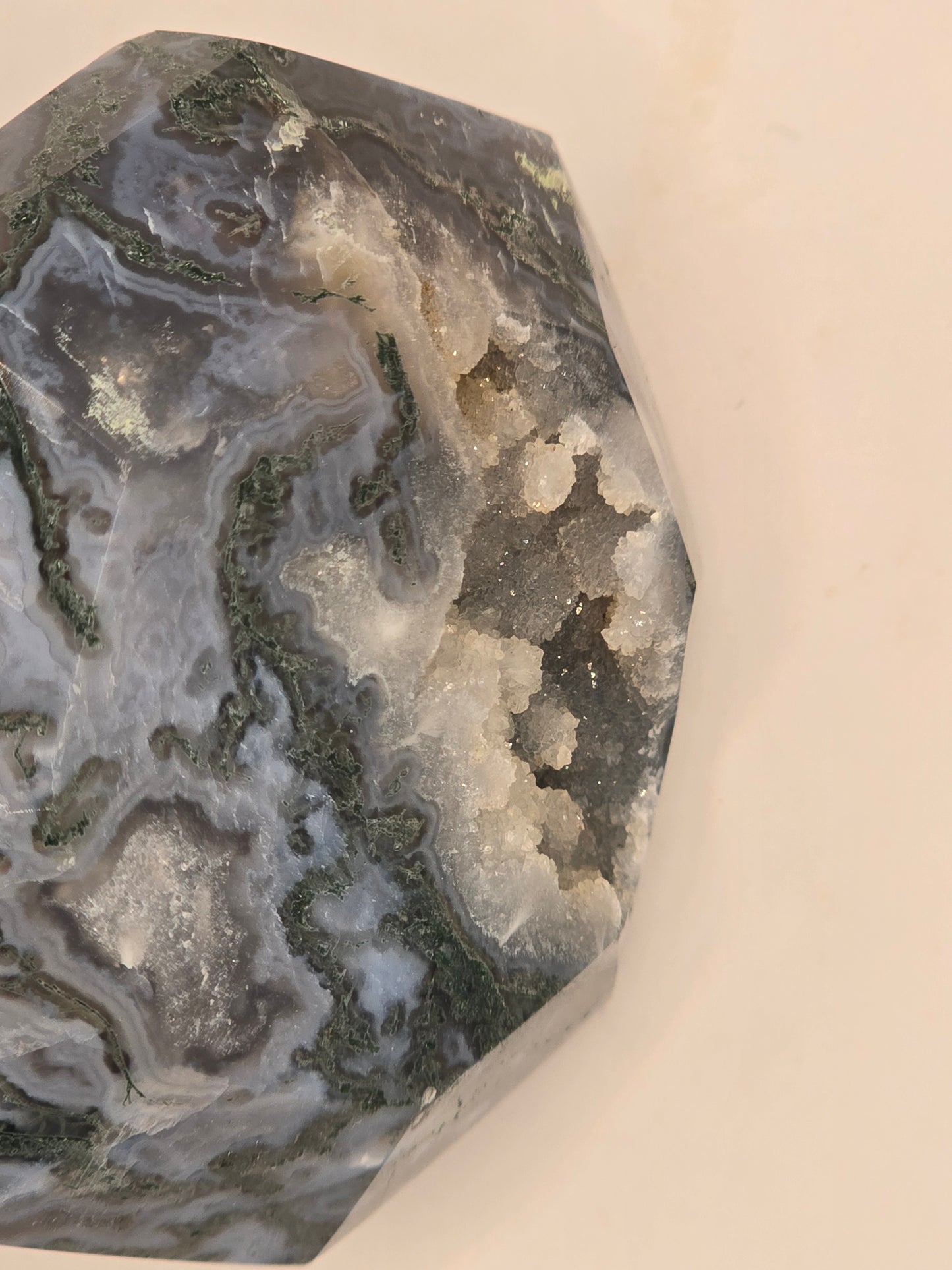 Mosagaat kristal met druzy