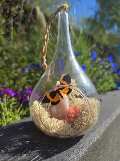 Hangende glazen druppel met vlinder & bloemagaat