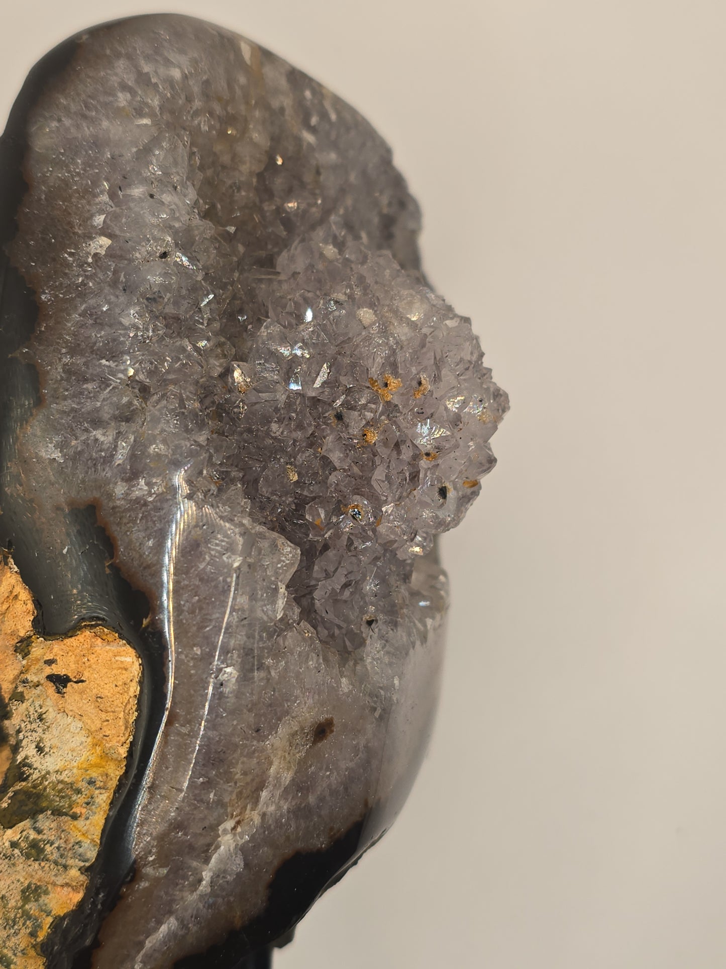Agaat–Amethistdruse op standaard