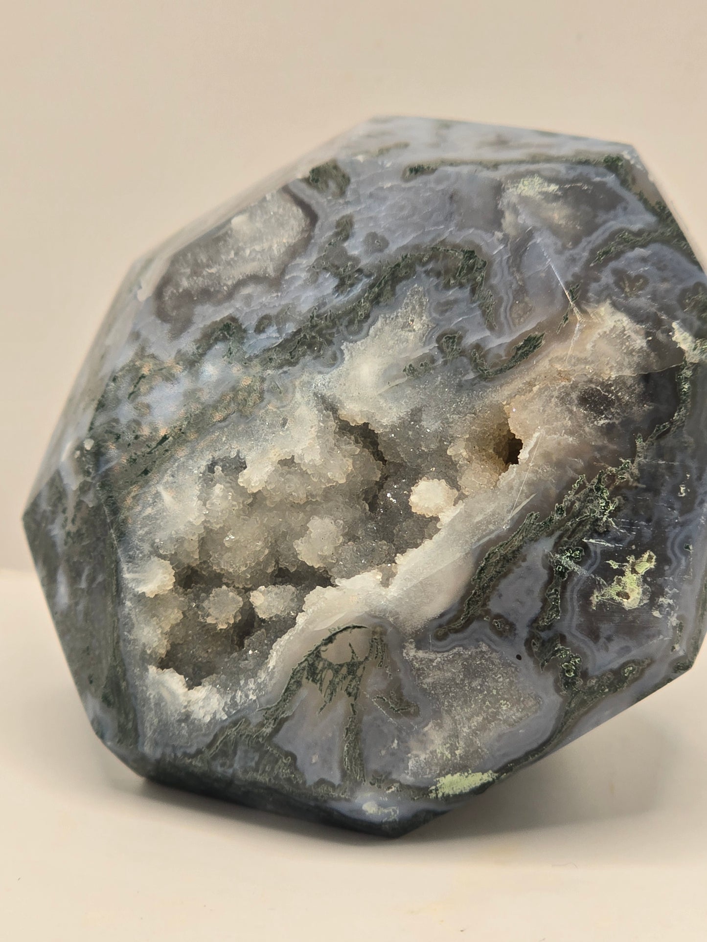 Mosagaat kristal met druzy