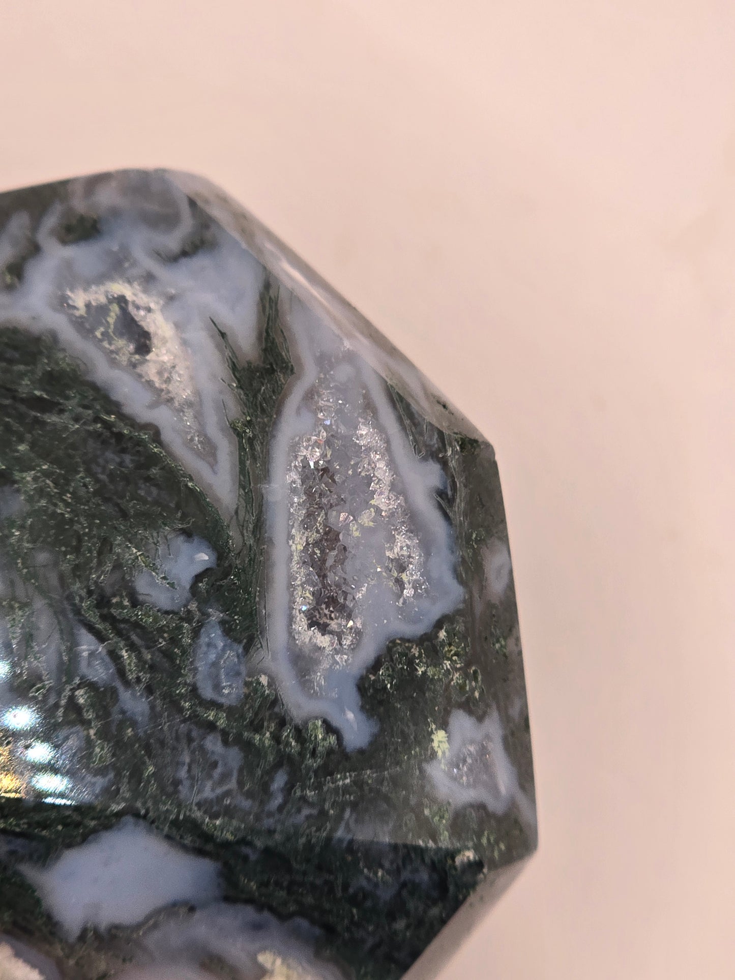 Mosagaat kristal met druzy