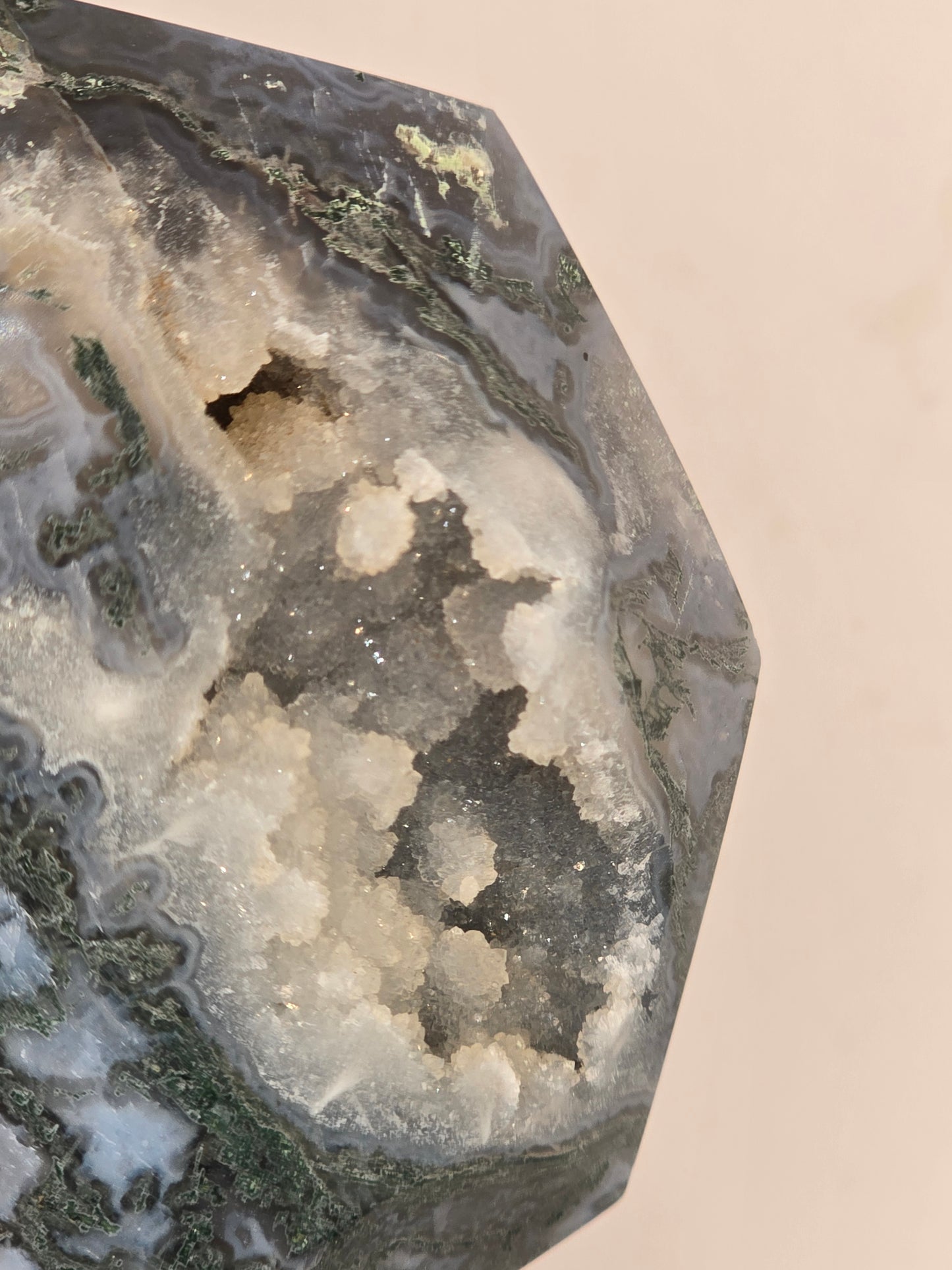 Mosagaat kristal met druzy
