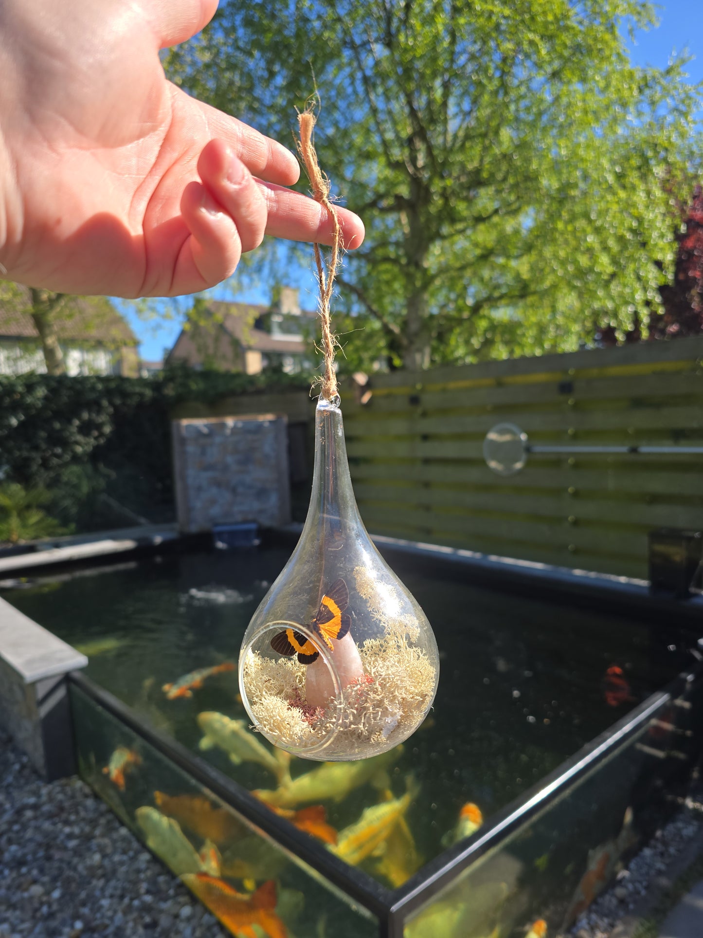 Hangende glazen druppel met vlinder & bloemagaat