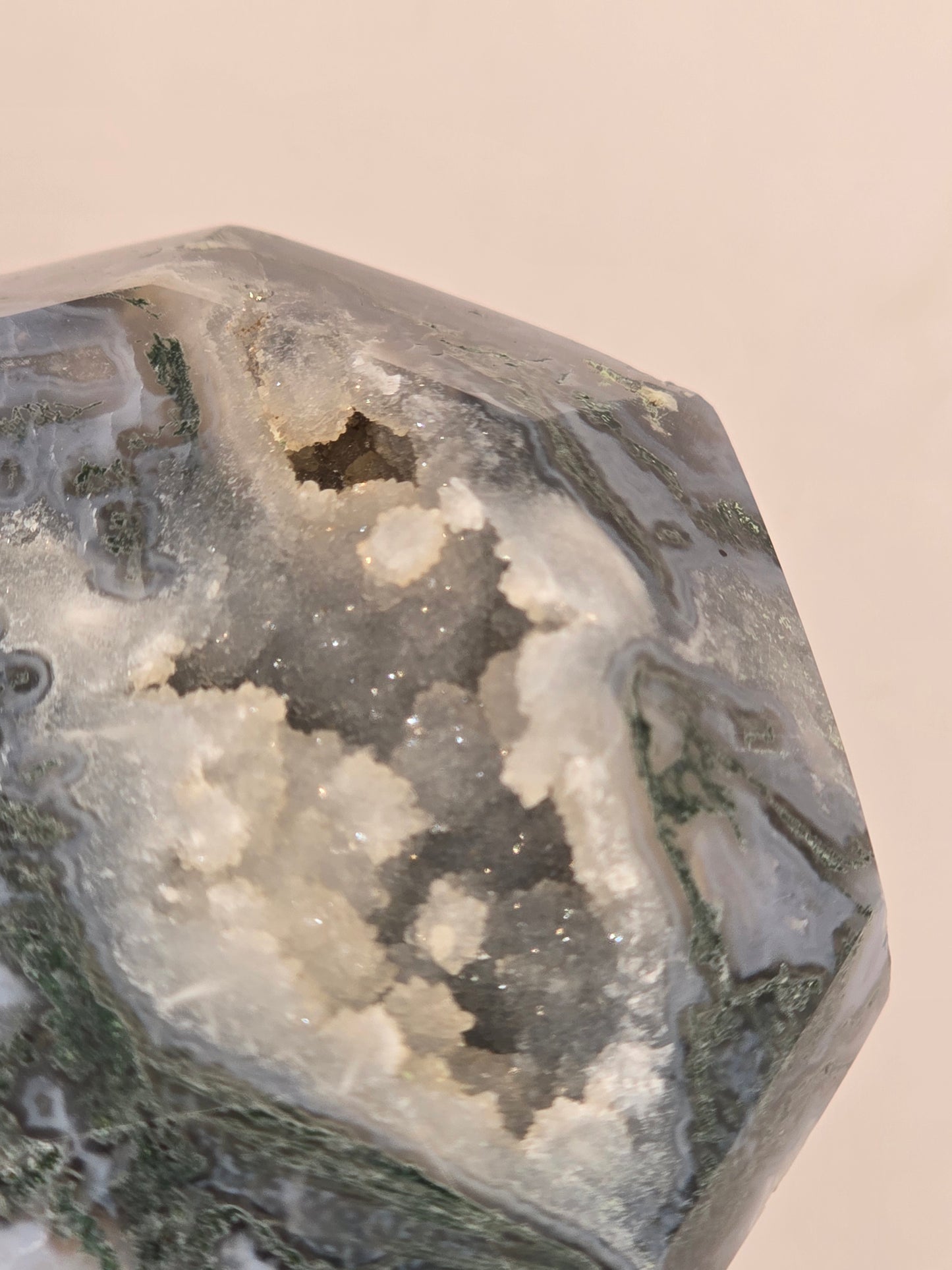 Mosagaat kristal met druzy