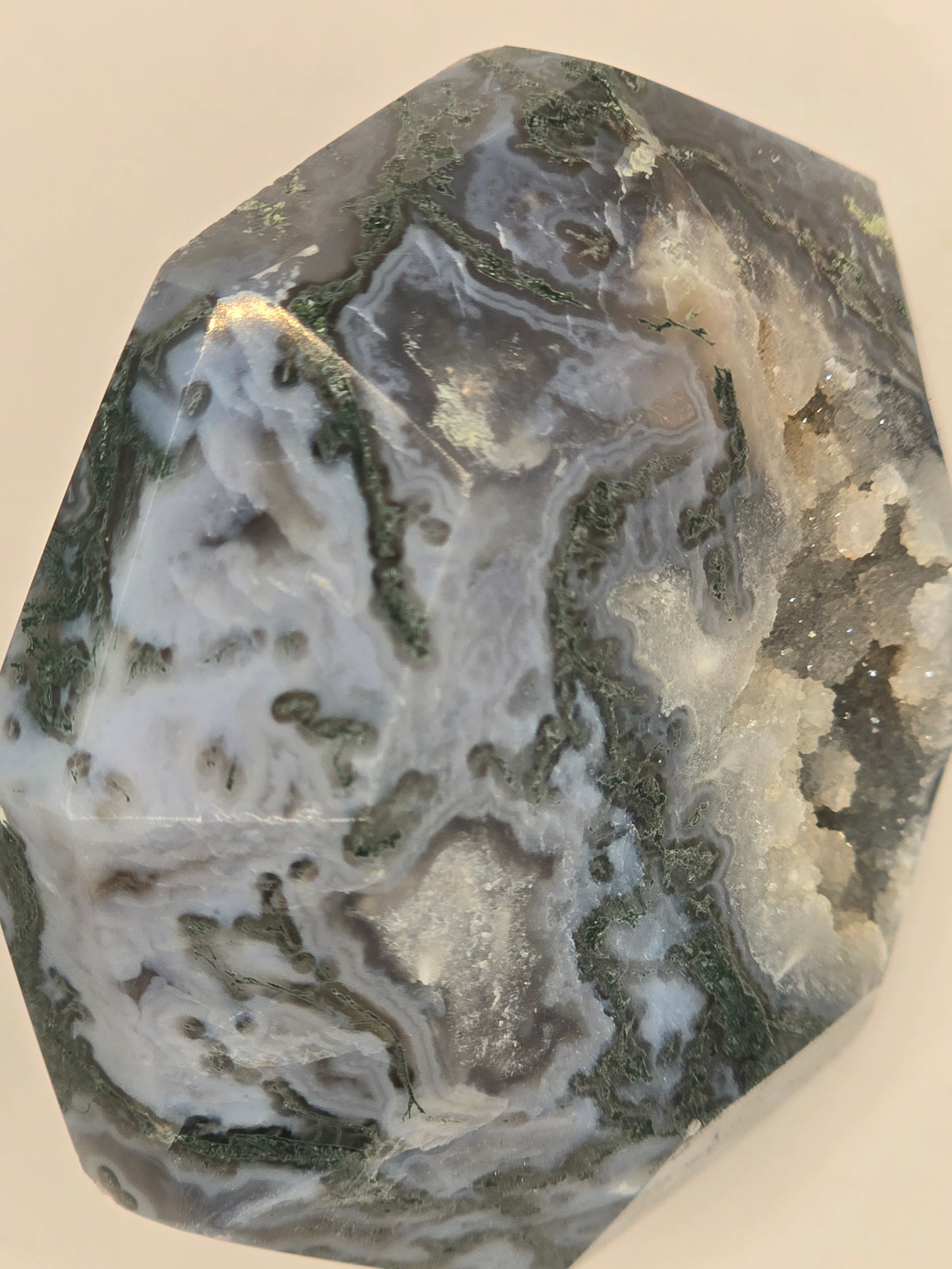 Mosagaat kristal met druzy