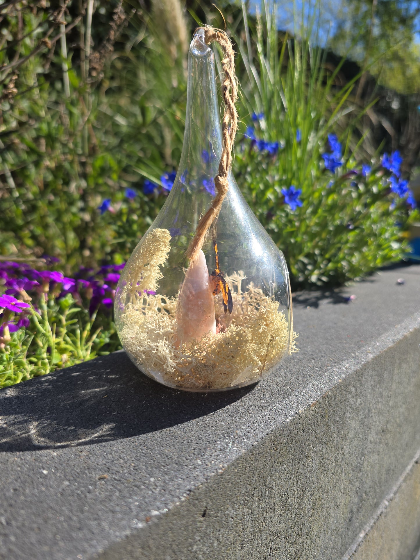 Hangende glazen druppel met vlinder & bloemagaat