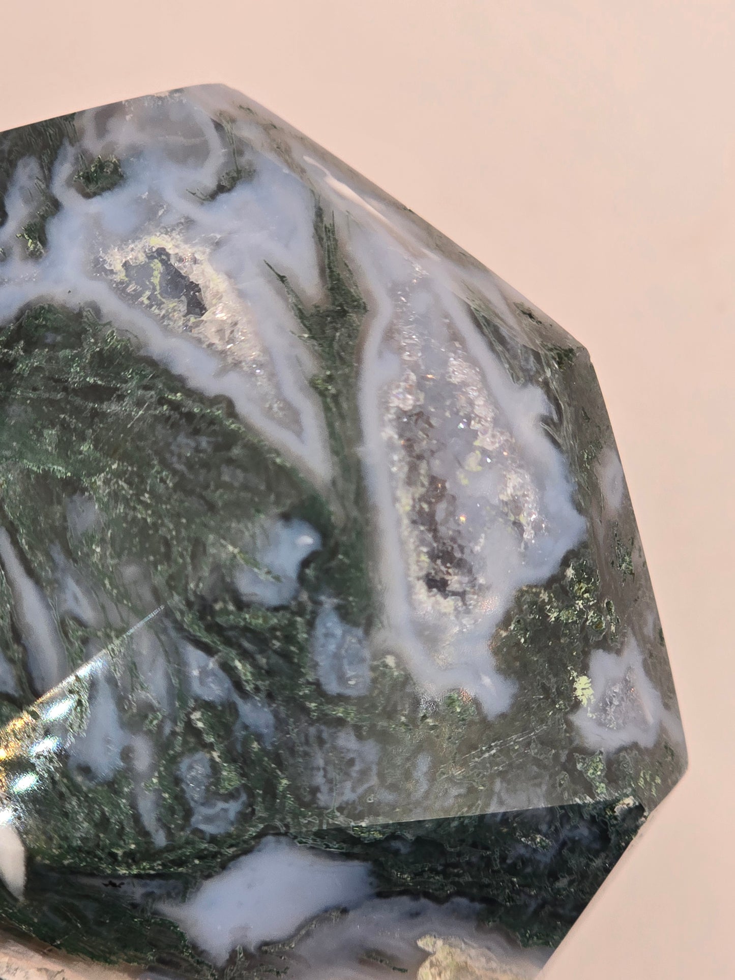 Mosagaat kristal met druzy